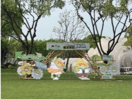 树林前的草地上低可信度描述已自动天生
