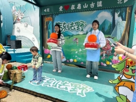 图片蕴含 室内, 童子, 男孩, 年轻描述已自动天生