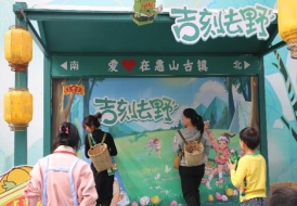 街道上有店铺的童子们低可信度描述已自动天生