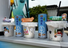 桌子上放着很多瓶子中度可信度描述已自动天生