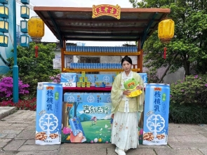 商店门口和行人低可信度描述已自动天生