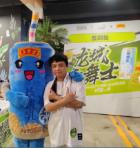 汉子的照片上写着字低可信度描述已自动天生