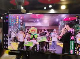 吉刻起舞x.008 人们在看台上的人演出描述已自动天生