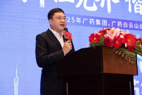 穿戴西装笔挺的男子与配字AI 天生的内容可能不正确。。